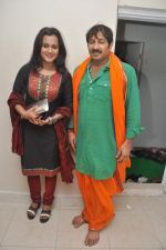 Manoj Tiwari  at Manoj Tiwari_s house warming party in Andheri, Mumbai on 23rd July 2012 (62).JPG